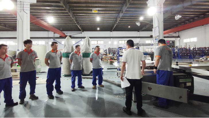 依斯倍定期開展安全培訓課程，組織人員演練應急預案